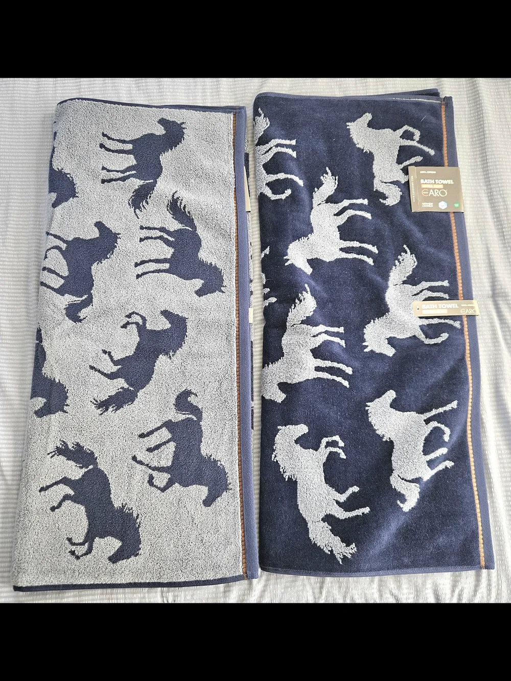 NWT CARO Reversible Horse Print Bath Towel Set – 2 Bath Towels & 2 Hand Towels